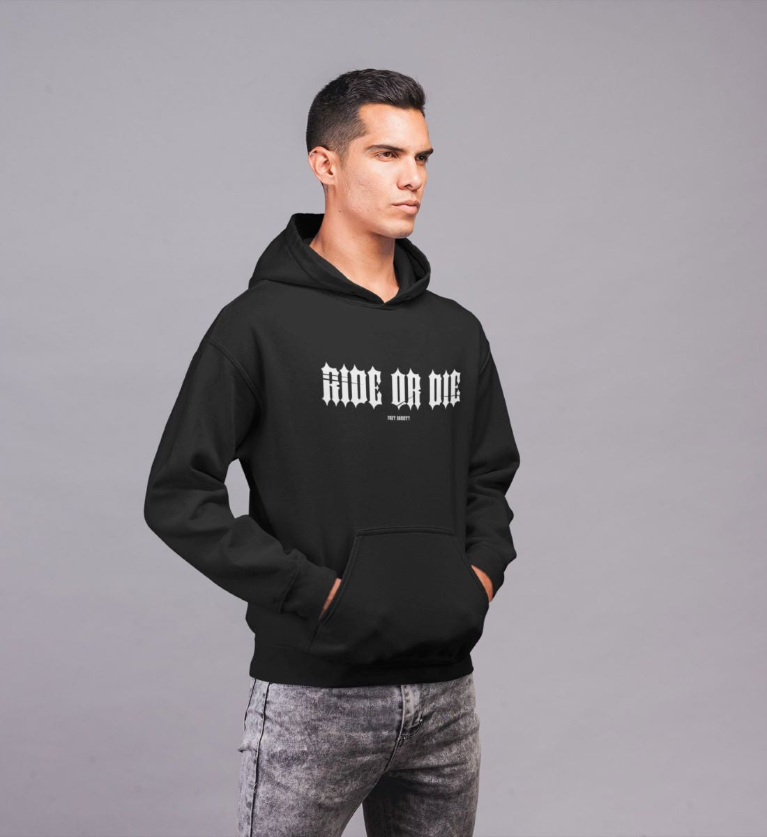 Model trägt Ride Or Die Hoodie in schwarz
