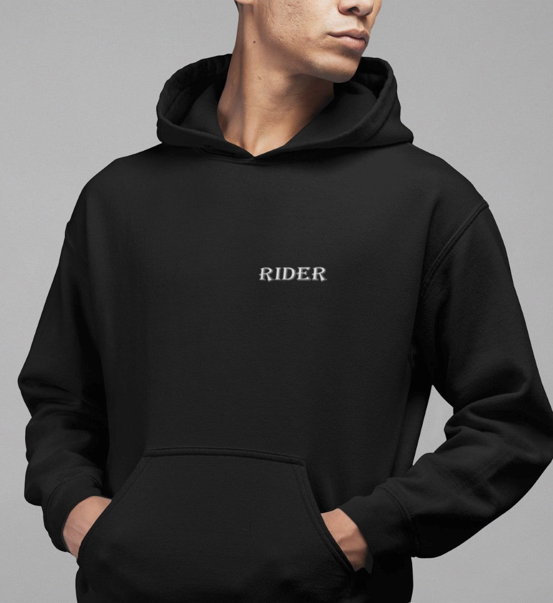 Model trägt schwarzen Rider 4 Life Hoodie