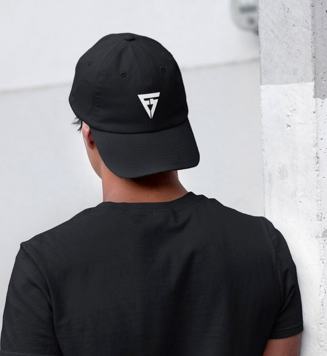 Schwarze Basecap getragen von Model