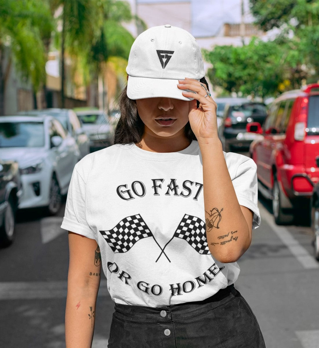Weisse Logo Basecap getragen von Model