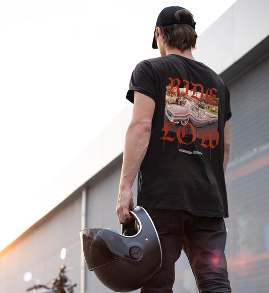 Model trägt das schwarze Ride Low Shirt
