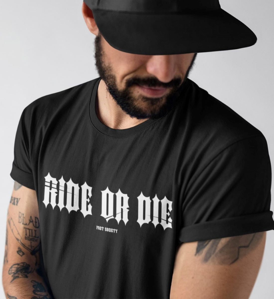 Das Schwarze Ride or Die T-Shirt am Model