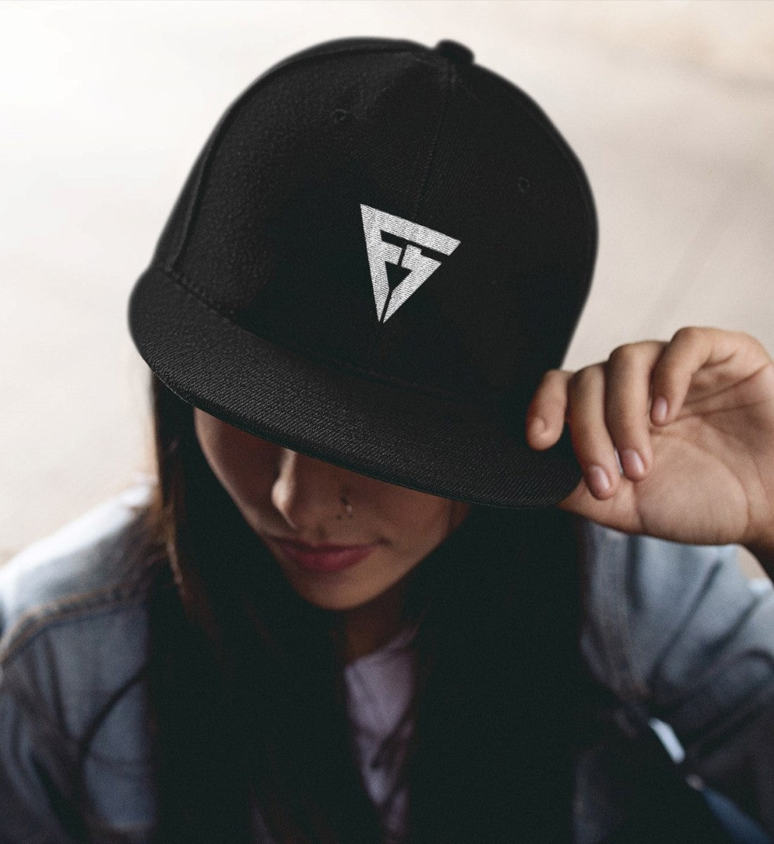 Schwarze Logo Snapback getragen von Model