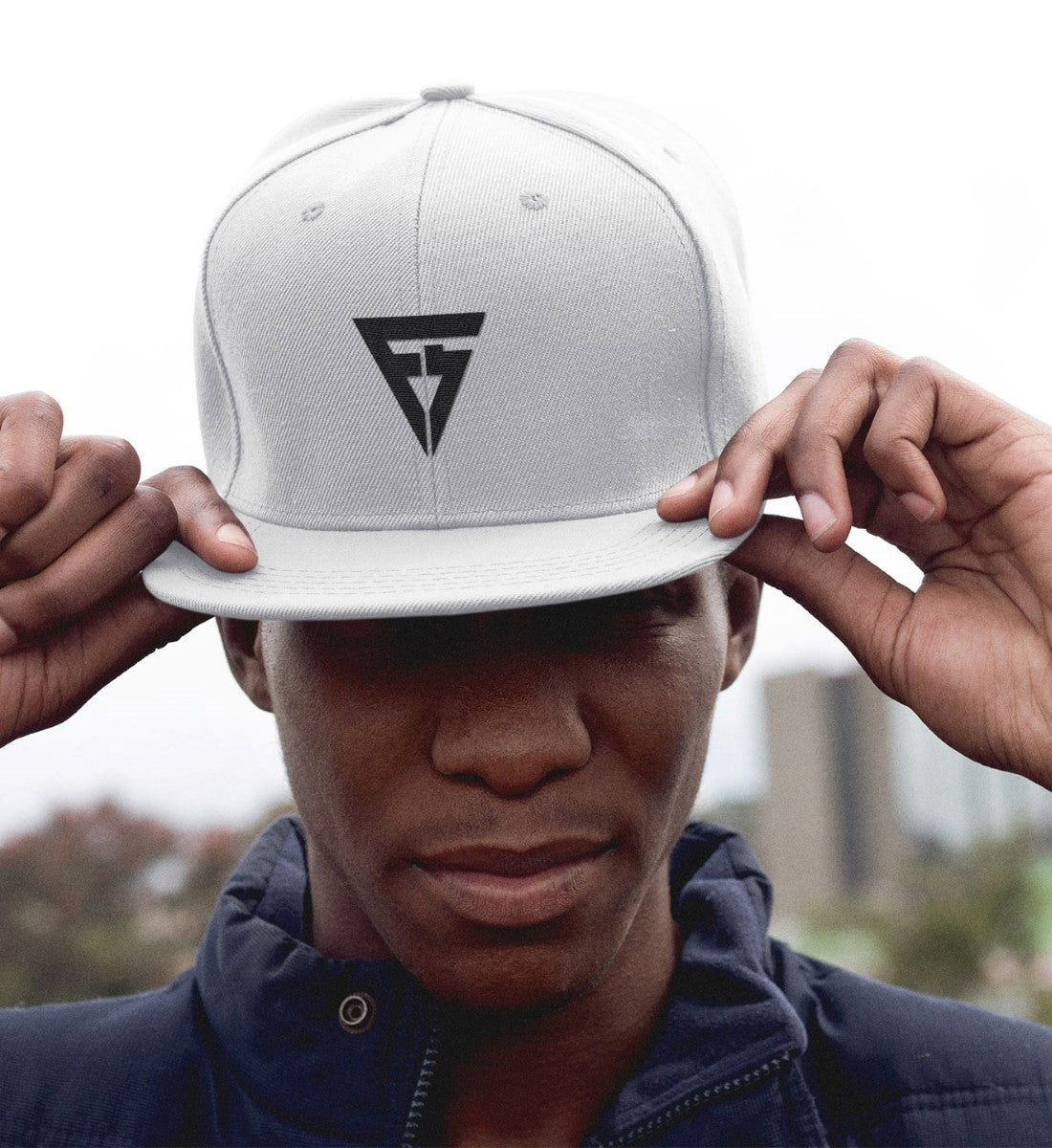 Weisse Logo Snapback getragen von Model
